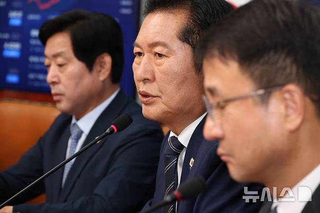 [서울=뉴시스] 최진석 기자 = 정청래 더불어민주당 대표가 15일 여의도 국회에서 열린 최고위원회의에서 발언하고 있다. 2026.06.15. myjs@newsis.com