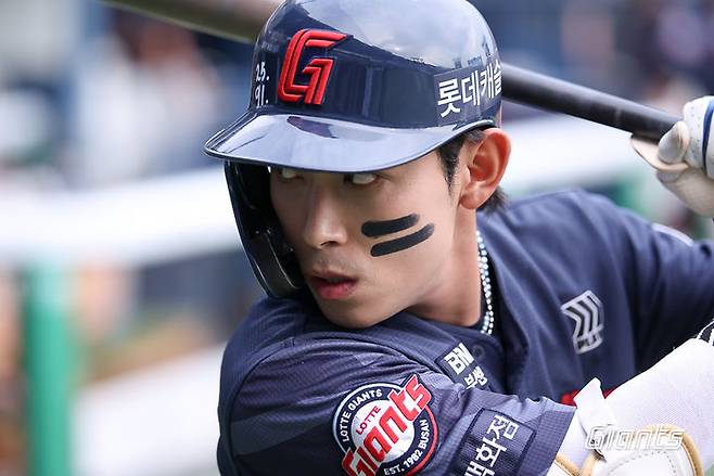 [서울=뉴시스] 프로야구 롯데 자이언츠 황성빈이 14일 서울 잠실구장에서 열린 2026 신한 쏠  KBO리그 LG 트윈스전에서 타석에 들어설 준비를 하고 있다. (사진=롯데 자이언츠 제공) 2026.06.14. *재판매 및 DB 금지