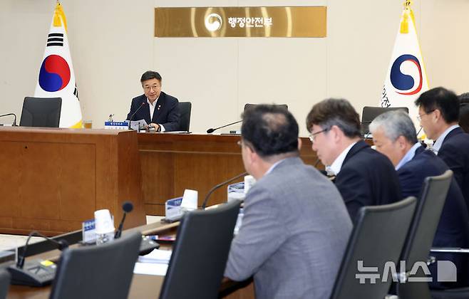 [세종=뉴시스] 강종민 기자 = 윤호중 행정안전부 장관이 15일 세종시 정부세종청사에서 열린 전남광주통합특별시 출범준비 종합점검회의에서 발언하고 있다. 2026.06.15. ppkjm@newsis.com