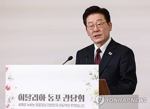 이재명 대통령, 로마 동포 오찬간담회 격려사 (로마=연합뉴스) 한상균 기자 = 이재명 대통령이 15일(현지시간) 이탈리아 로마 한 호텔에서 열린 동포 오찬 간담회에서 격려사를 하고 있다. 2026.6.15 xyz@yna.co.kr