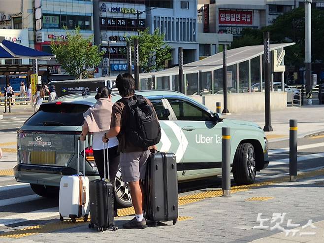 부산역 앞에서 외국인 관광객이 택시에 탑승하고 있다. 정혜린 기자