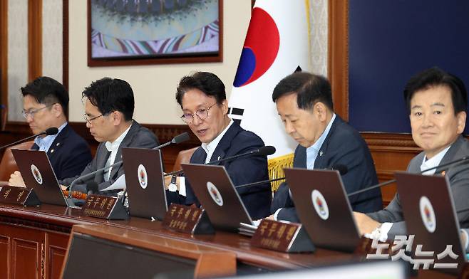 김민석 국무총리가 9일 서울 종로구 정부서울청사에서 열린 국무회의 겸 비상경제본부회의에서 모두발언을 하고 있다. 박종민 기자