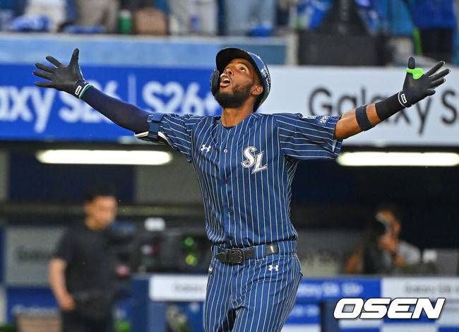 [OSEN=대구, 이석우 기자] 14일 대구삼성라이온즈파크에서 2026 신한 SOL KBO 리그 삼성 라이온즈와 SSG 랜더스의 경기가 열렸다. 홈팀 삼성은 양창섭이, 방문팀 SSG는 해치가 선발 출전했다. 삼성 라이온즈 디아즈가 6회말 1사 만루 우월 만루 홈런을 치고 세리머니를 하고 있다. 2026.06.14 / foto0307@osen.co.kr