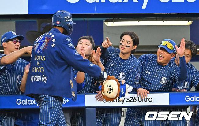 [OSEN=대구, 이석우 기자] 14일 대구삼성라이온즈파크에서 2026 신한 SOL KBO 리그 삼성 라이온즈와 SSG 랜더스의 경기가 열렸다. 홈팀 삼성은 양창섭이, 방문팀 SSG는 해치가 선발 출전했다. 삼성 라이온즈 디아즈가 6회말 1사 만루 우월 만루 홈런을 치고 하이파이브를 하고 있다. 2026.06.14 / foto0307@osen.co.kr