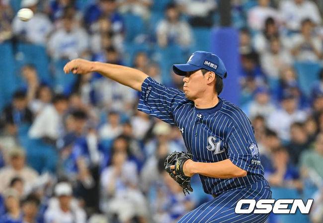 [OSEN=대구, 이석우 기자] 14일 대구삼성라이온즈파크에서 2026 신한 SOL KBO 리그 삼성 라이온즈와 SSG 랜더스의 경기가 열렸다. 홈팀 삼성은 양창섭이, 방문팀 SSG는 해치가 선발 출전했다. 삼성 라이온즈 김재윤이 역투하고 있다. 2026.06.14 / foto0307@osen.co.kr