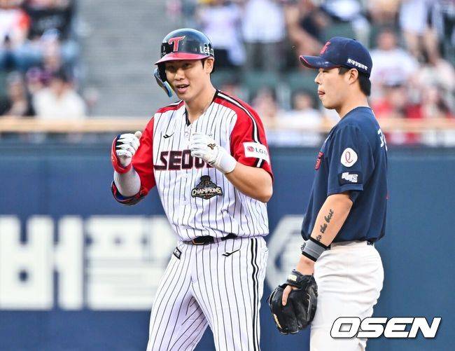 [OSEN=잠실, 박준형 기자] 14일 서울 잠실야구장에서 2026 신한 SOL KBO리그 LG 트윈스와 롯데 자이언츠의 경기가 열렸다.이날 LG는 임찬규를, 롯데는 비슬리를 선발투수로 내세웠다.7회말 1사 2루 LG 홍창기가 역전 1타점 적시타를 날리고 기뻐하고 있다.     2026.06.14 / soul1014@osen.co.kr