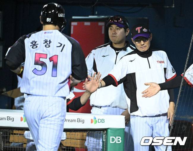 [OSEN=잠실, 조은정 기자]12일 서울 잠실야구장에서 2026 신한 SOL KBO리그 LG 트윈스와 SSG 랜더스의 경기가 열렸다.4연승을 노리는 LG는 톨허스트, 꼴찌 추락 위기에 놓인 롯데는 로드리게스를 선발로 내세웠다.6회말 1사 만루에서 LG 오지환 땅볼 때 홍창기가 득점을 올리고 있다. 2026.06.12 /cej@osen.co.kr