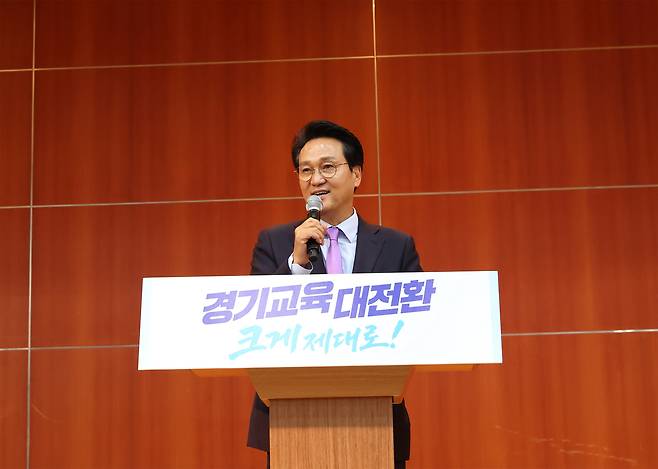 안민석 당선인이 15일 수원시 팔달구 경기아트센터에서 열린 ‘민선 6기 교육감직 인수위&nbsp;출범식’에서 인사말을 하고 있다. 경기도교육감직 인수위 제공