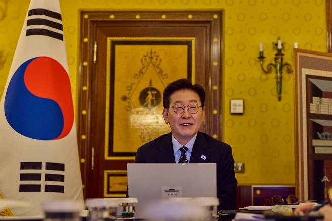 이재명 대통령, 유럽순방 중 화상 수석보좌관회의 주재 - 이탈리아를 국빈방문 중인 이재명 대통령이 14일(현지시간) 로마의 한 호텔에서 화상으로 수석보좌관회의를 하고 있다.   로마 연합뉴스