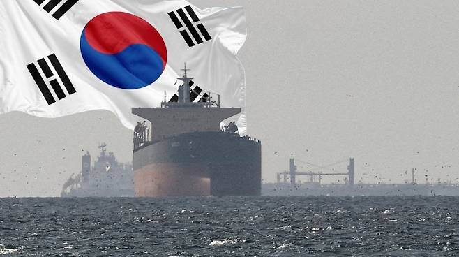 2026년 4월 11일 이란과 미국이 봉쇄하고 있는 호르무즈 해협 인근의 페르시아만에서 대기하고 있는 한 화물선. 한국 국기 합성 사진. 로이터 연합뉴스
