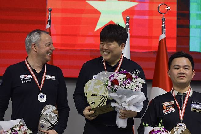 시상식에서 활짝 웃는 조명우(가운데). 왼쪽은 딕 야스퍼스, 오른쪽은 3위 베트남의 바오 프엉 빈. 사진 제공=대한당구연맹