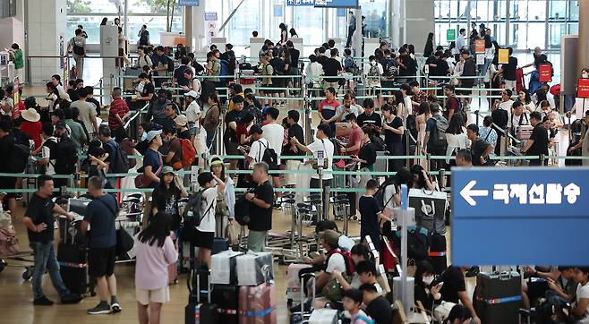 지난해 여름 휴가철을 앞두고 인천국제공항 1터미널 출국장이 북적이고 있다. 뉴스1