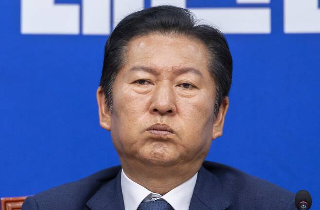 정청래 더불어민주당 대표가 6월10일 국회에서 지방선거 이후 처음으로 열린 최고위원회의에서 선거 결과에 대한 지도부 책임론을 강조하는 황명선 최고위원의 발언을 듣고 있다. ⓒ연합뉴스