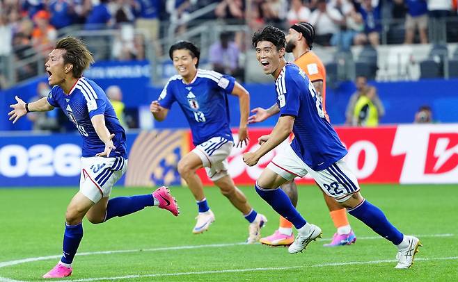 일본의 오가와 고키(왼쪽)가 15일 미국 텍사스주 알링턴 댈러스 스타디움에서 열린 2026 북중미 월드컵 조별리그 F조 네덜란드전에서 후반 막판 동점골에 관여한 뒤 기뻐하고 있다. AP·AFP연합
