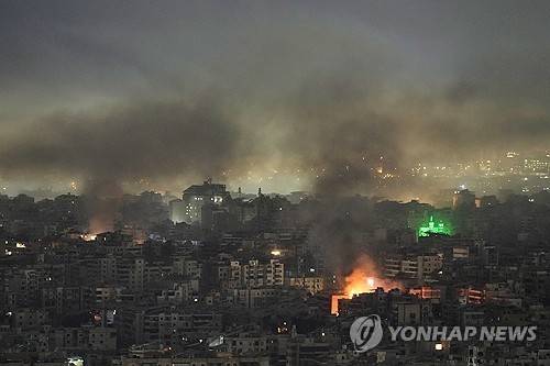레바논 베이루트 남부 외곽 다이예 지역에서 이스라엘의 공습 후 연기가 치솟는 모습. [AP=연합뉴스. 재판매 및 DB 금지]