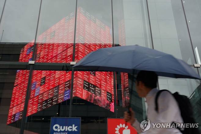 도쿄증권거래소의 증시 현황 전광판 [AFP=연합뉴스. 재판매 및 DB 금지]