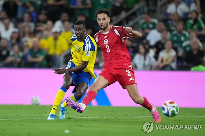 알렉산데르 이사크의 결승 골 슈팅 순간. [AP=연합뉴스]
