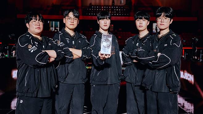 창단 첫 MSI 진출 확정한 한화생명e스포츠 왼쪽부터 '딜라이트' 유환중, '구마유시' 이민형, '제카' 김건우, '카나비' 서진혁, '제우스' 최우제 [라이엇게임즈 제공]