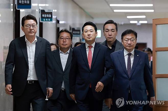긴급 최고위 향하는 국민의힘 지도부 (서울=연합뉴스) 신현우 기자 = 국민의힘 장동혁 대표, 정점식 원내대표 등 지도부가 15일 국회에서 열린 긴급 최고위원회의에 참석하고 있다.
    국민의힘 지도부는 이번 회의에서 6·3 지방선거 당시 투표용지 부족 사태가 벌어진 서울 선거에 대해 중앙선거관리위원회에 재선거를 소청하는 문제를 논의할 예정이다. 2026.6.15 nowwego@yna.co.kr