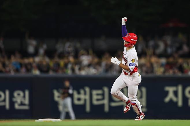 16일 광주-기아챔피언스필드에서 열린 2026 신한 SOL KBO리그 LG 트윈스와 경기에서 6회말 본인의 시즌 20호 홈런을 터트린 김도영이 세레머니를 하고 있다. KIA 타이거즈 제공
