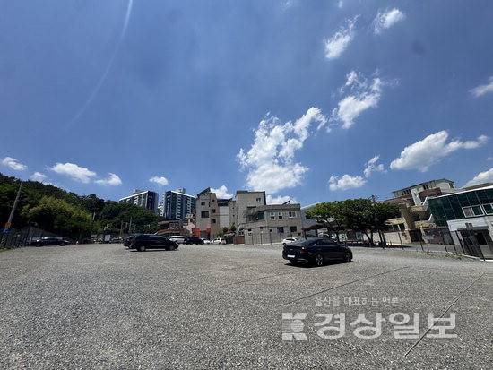 ▲ 지난 12일 울산 동구 산록마을 임시공영주차장에 빈 주차면이 다수 남아 있는 반면 전하체육센터 인근 무료주차장과 도로변은 차량들로 빽빽하다.