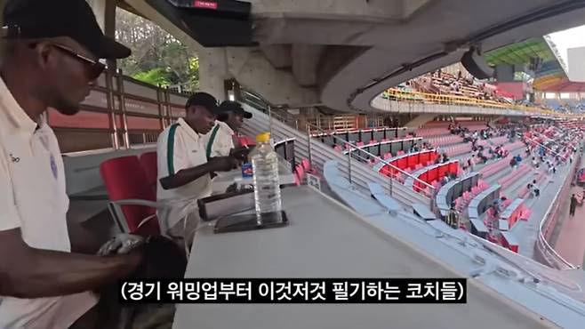 한국을 방문한 치유FC 감독과 코치, 팀 닥터가 포항스틸야드에서 열린 FC안양 원정 경기를 참관하고 있다. 유튜브 ‘창박골’ 캡처. /박귀상 시민기자 제공