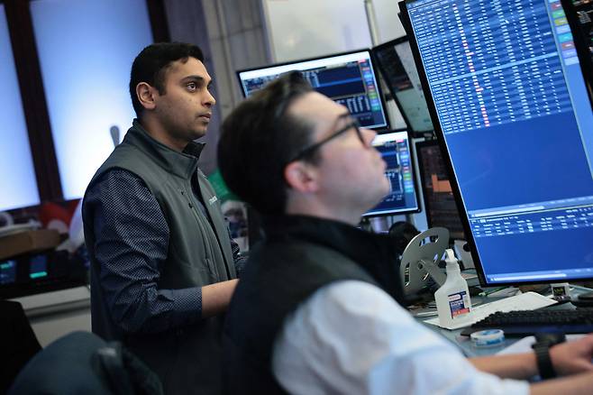 미국 뉴욕증권거래소(NYSE)에서 트레이더들이 근무하고 있다. (뉴욕/AFP연합뉴스)