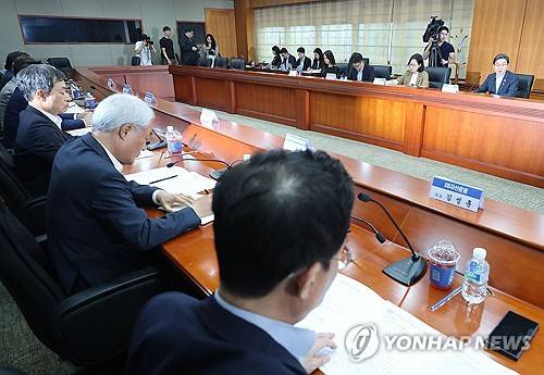 국민참여형 국민성장펀드 운용사 간담회(서울=연합뉴스) 한종찬 기자 = 이억원 금융위원장이 12일 서울 여의도 금융투자협회에서 열린 국민참여형 국민성장펀드 운용사 간담회에서 발언하고 있다. 2026.6.14 saba@yna.co.kr