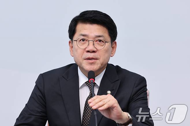 김준형 조국혁신당 신임 원내대표가 16일 서울 여의도 국회에서 열린 의원총회에서 취임 모두발언을 하고 있다. 2026.6.16 ⓒ 뉴스1 신웅수 기자