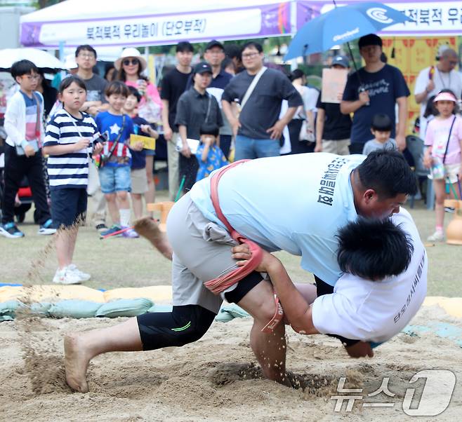 2024 전주단오 풍년기원제가 한창인 9일 전북자치도 전주시 덕진공원에서 전주단오 장사씨름대회 참가자들이 모래판에서 승부를 펼치고 있다. 2024.6.9 ⓒ 뉴스1 유경석 기자