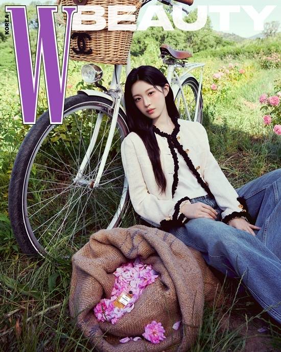 Actress Go Yoon-jung has unveiled a perfume pictorial shot in Grasse, Southern France, as an ambassador for a luxury brand. In the pictorial, Go Yoon-jung captivated viewers by exuding a captivating charm alongside a refreshing aura.In the released pictorial, Go Yoon-jung presented a radiant look wearing a dress and holding a rose against a backdrop of dazzling sunlight. She also completed a sophisticated styling by matching a black and white jacket with denim pants.You can view this pictorial in detail in the June issue of W Korea.