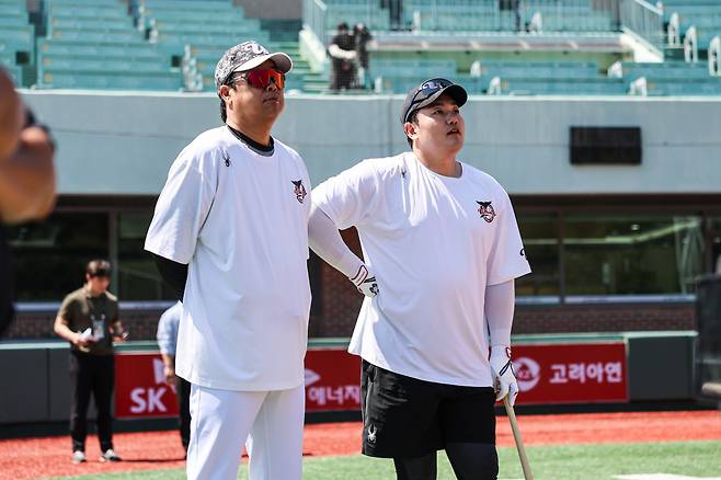 장원진 감독과 최지만. 사진제공=울산웨일즈