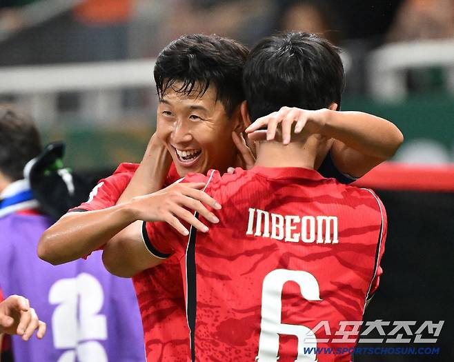 12일(한국시각) 멕시코 과달라하라 사포판의 에스타디오 과달라하라에서 열린 2026 북중미월드컵 대한민국과 체코의 경기. 황인범이 동점골을 넣은 후 손흥민과 함께 환호하고 있다. 사포판(멕시코)=허상욱 기자wook@sportschosun.com/2026.06.12/