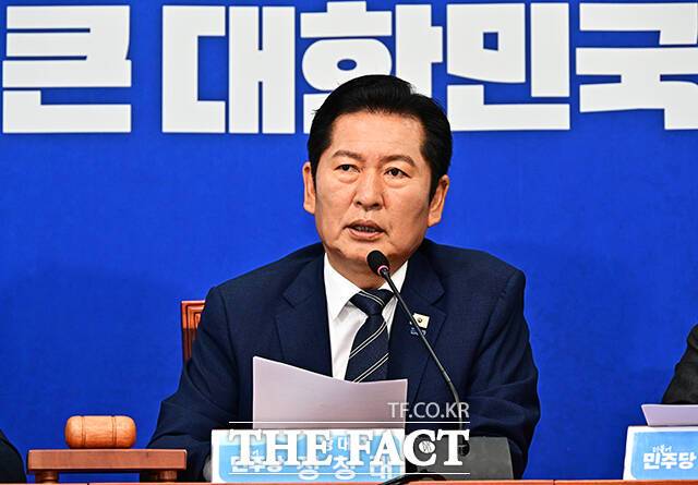 정청래 더불어민주당 대표가 "당의 주인은 당원"이라며 8·17 전당대회 준비와 당원 중심의 지도부 선출을 강조했다. 사진은 정 대표가 지난 15일 오전 서울 여의도 국회에서 열린 최고위원회의에 참석해 모두발언을 하고 있는 모습./국회=배정한 기자