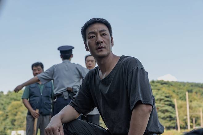 연쇄 살인 사건을 수사하다 인생의 많은 것을 잃고도 옳은 길을 가는 ‘허수아비’(2026)의 형사 ‘강태주’(박해수). /KT스튜디오지니