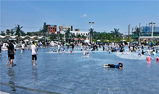 홍성군 서부면 남당항 해양분수공원을 가득메운 관광객들. 홍성군 제공.
