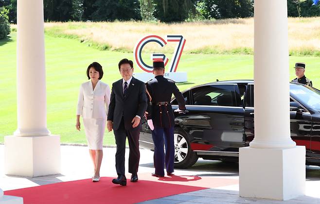 주요 7개국(G7) 정상회의에 참석하는 이재명 대통령과 김혜경 여사가 16일(현지시간) 프랑스 에비앙레뱅 정상회의장에 도착해 이동하고 있다. 연합뉴스