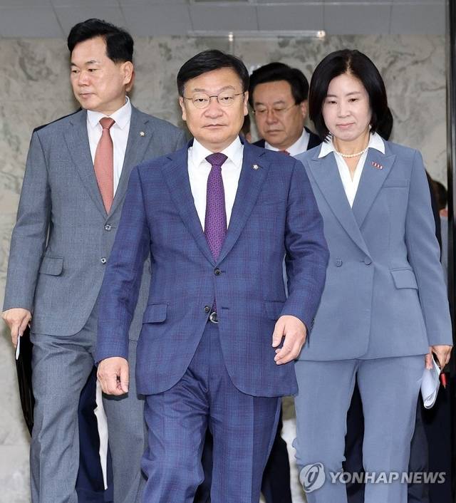 정점식 국민의힘 원내대표가 16일 국회에서 열린 원내대책회의에 참석하고 있다. 왼쪽은 원내운영수석부대표에 내정된 김승수 의원, 오른쪽은 원내정책수석부대표에 내정된 김미애 의원. 연합뉴스