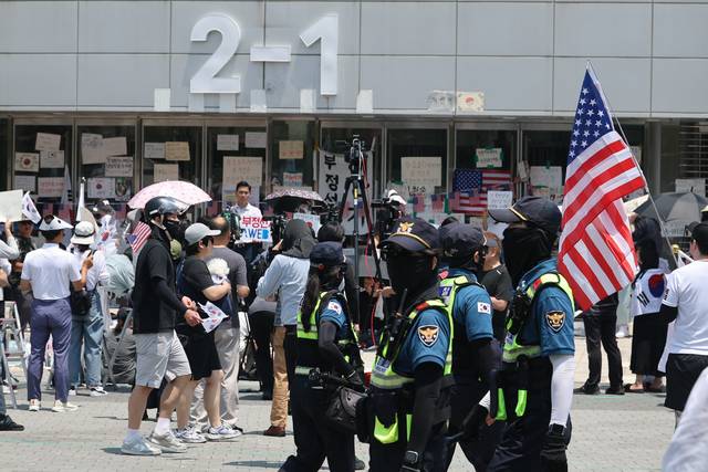 6·3지방선거 투표용지 부족 사태로 촉발된 잠실 개표소 봉쇄 시위가 12일째 이어진 16일 경찰들이 서울 송파구 올림픽공원 핸드볼경기장 앞에서 근무하고 있다. 경찰은 이날 오전 대한체육회 관계자들과 함께 경기장 진입을 시도했으나 시위 참가자들의 반발로 무산됐다. 송파경찰서는 이날 시위대에 세차례 경고방송을 했으나 시위대는 점거를 풀지 않았다. [연합뉴스]