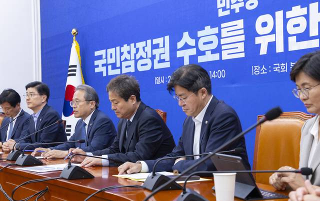 더불어민주당 선거제도 개혁TF 단장인 송기헌 의원이 16일 국회에서 열린 TF 2차 회의에서 발언하고 있다. [연합뉴스]