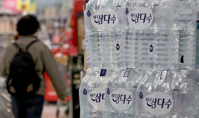 제주도가 야외노동자에게 지원할 제주삼다수. 제주도는 제주도개발공사의 후원을 받아 항만, 공항, 택배, 통신설비 등 폭염 취약 직종 노동자에게 제주삼다수 500㎖ 2만2400개를 지원한다. /사진=뉴스1