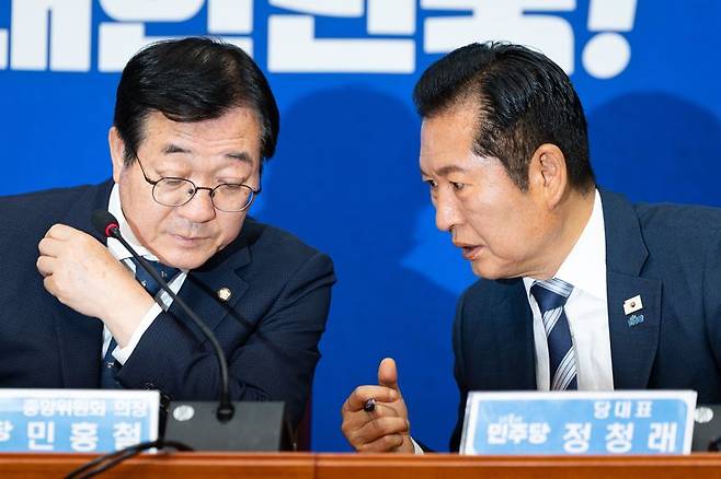 정청래 더불어민주당 대표와 민홍철 중앙위원회 의장이 16일 서울 여의도 국회에서 열린 제6차 중앙위원회의에서 대화하고 있다. 뉴스1