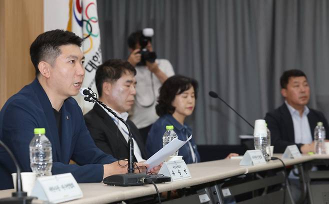 발언하는 유승민 대한체육회장_(서울=연합뉴스) 박동주 기자 = 6·3지방선거 투표용지 부족 사태로 촉발된 잠실 개표소 봉쇄 시위가 11일째 이어진 15일 서울 송파구 서울올림픽파크텔에서 열린 대한체육회 및 올림픽공원 핸드볼경기장 입주 경기단체 기자회견에서 유승민 대한체육회장이 발언하고 있다. 2026.6.15 pdj6635@yna.co.kr