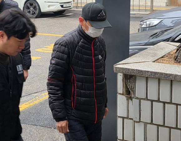 잠든 태국인 아내 얼굴에 끓는 물을 부어 중상을 입힌 한국인 남편이 검찰 구형량보다 높은 실형을 선고받았다. 사진은 경기도 의정부시 가능동 의정부지방법원에서 특수상해 혐의로 구속영장이 청구된 40대 남성 A씨가 구속 전 피의자 심문을 위해 법정으로 이동하고 있는 모습. [사진=연합뉴스]