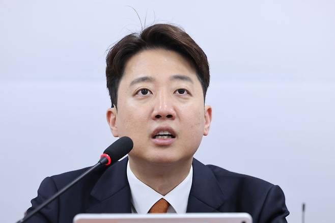 이준석 개혁신당 대표가 15일 서울 여의도 국회에서 열린 최고위원회의에서 발언하고 있다. 뉴스1