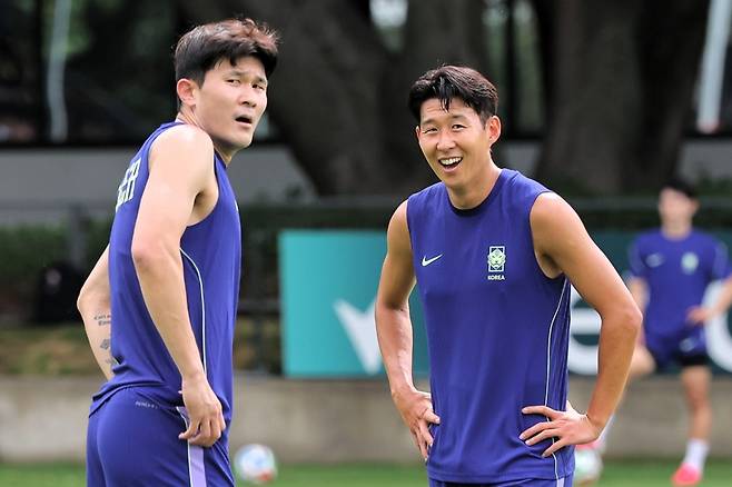 ▲ 한국 축구 국가대표팀 손흥민(오른쪽)이 7일(한국 시간) 멕시코 자포판 치바스 바예 베르데에서 진행된 훈련 도중 미소를 짓고 있다. 연합뉴스 자료사진