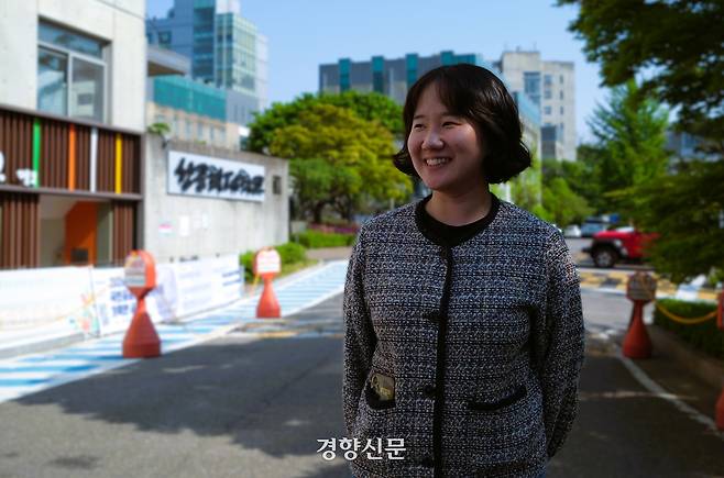 ‘청소 자영업자’ 조영주가 지난 4월 30일 오후 논문을 쓴 성공회대에서 촬영에 응하고 있다. 김종목 기자