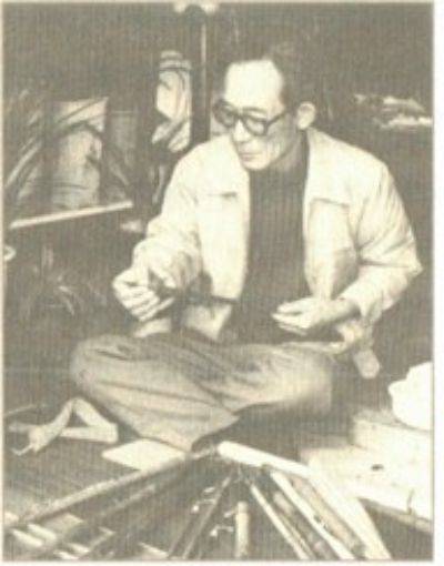 소설가 오영수 선생이 1960년대 초 낚시 도구를 챙기는 모습. 오 선생은 이재인 한국문인인장박물관장의 대학 입학을 물심양면으로 도왔다.