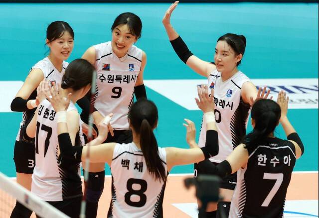수원시청 선수들이 16일 충북 단양군체육관에서 열린 2026 한국실업배구연맹 & 프로배구 퓨처스 챔프전 여자부 결승 수원 현대건설전에서 득점 후 기뻐하고 있다. 한국실업배구연맹 제공