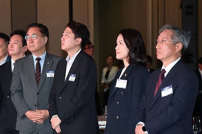 제62회 방송의 날 기념식에서 이진숙 당시 방송통신위원장, 개혁신당 이준석 대표 등 참석자들이 이재명 대통령의 영상 축사를 보고 있다. 2025.9.3 / 사진=연합뉴스